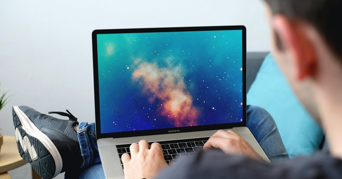 溜溜网3d模型库免费下载 电脑屏幕上显示3D模型库的列表页，左侧是分类树、中间是模型缩略图网格、顶部是筛选条，页面整体为墨绿配色，光线来自侧面的窗